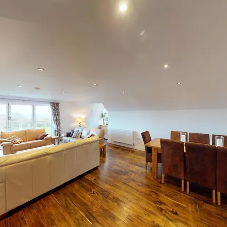 Silversands House - The Bay Filey, Sleeps 8-10, 2 Dogs Welcome Holiday home Reighton