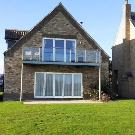 Silversands House - The Bay Filey, Sleeps 8-10, 2 Dogs Welcome Holiday home Reighton