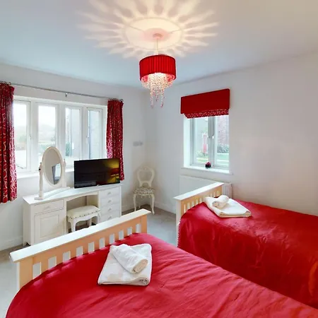 Silversands House - The Bay Filey, Sleeps 8-10, 2 Dogs Welcome Holiday home Reighton