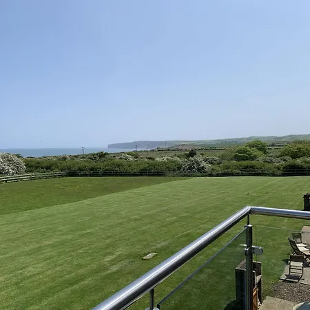 Дом отдыха Silversands House - The Bay Filey, Sleeps 8-10, 2 Dogs Welcome
