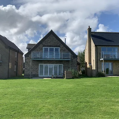 Дом отдыха Silversands House - The Bay Filey, Sleeps 8-10, 2 Dogs Welcome Reighton