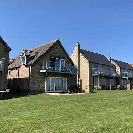 Silversands House - The Bay Filey, Sleeps 8-10, 2 Dogs Welcome