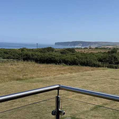 Дом отдыха Silversands House - The Bay Filey, Sleeps 8-10, 2 Dogs Welcome