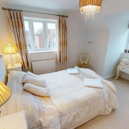 Silversands House - The Bay Filey, Sleeps 8-10, 2 Dogs Welcome